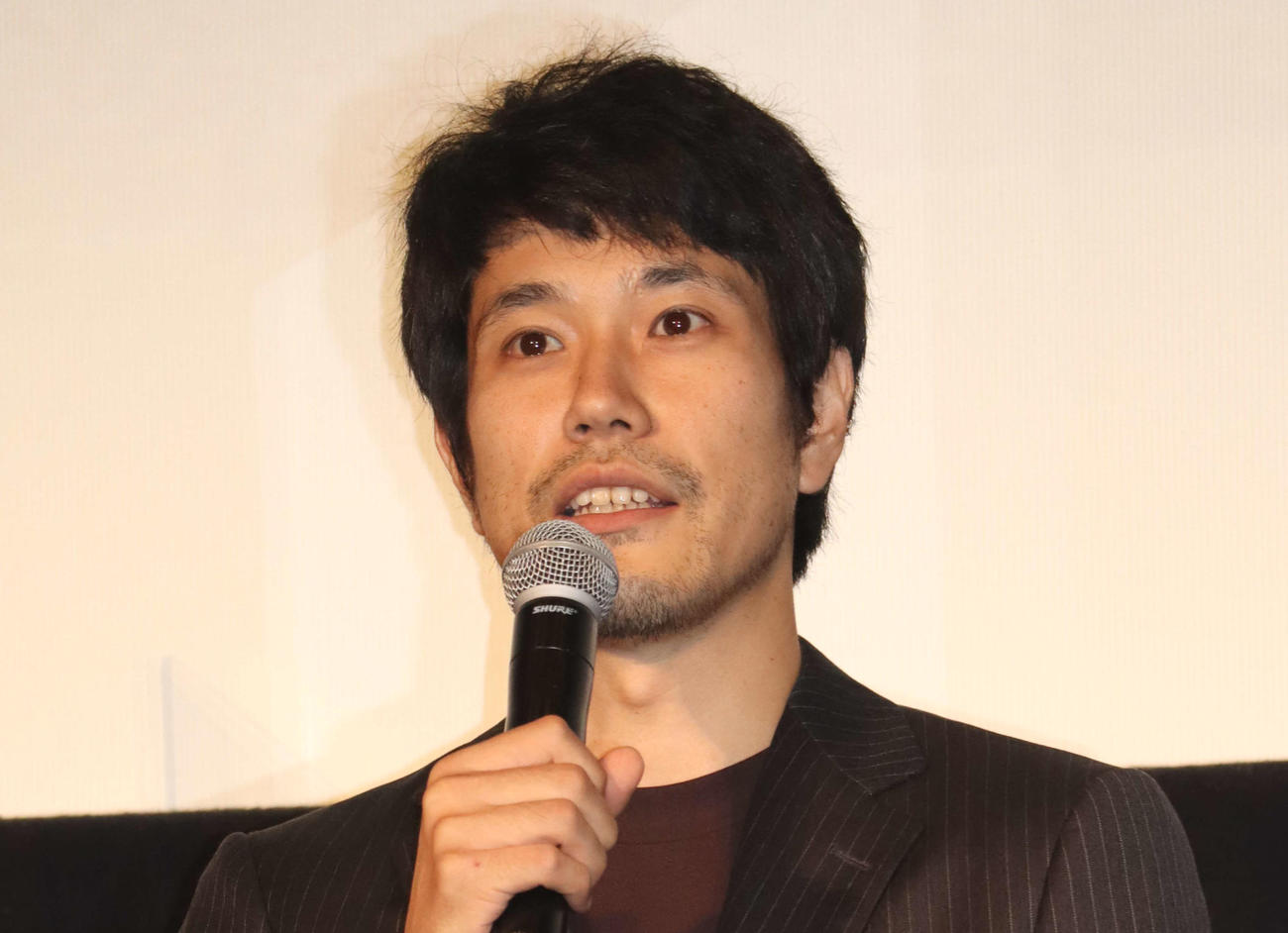 主演映画「川っぺりムコリッタ」上映会であいさつする松山ケンイチ