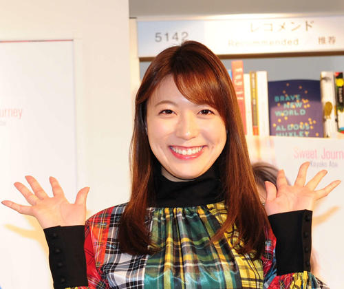 フジ「めざど」MCの阿部華也子オフショ披露、昭和レトロ喫茶店でインベーダーゲーム楽しむ姿