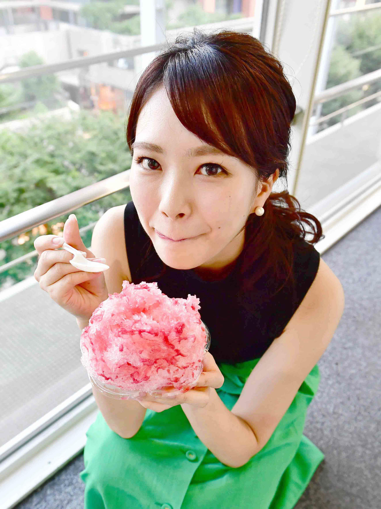 かき氷をおいしそうにほおばるテレビ朝日の下村彩里アナ（2019年7月撮影）