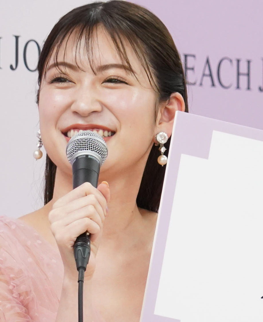吉田朱里（2022年1月撮影）
