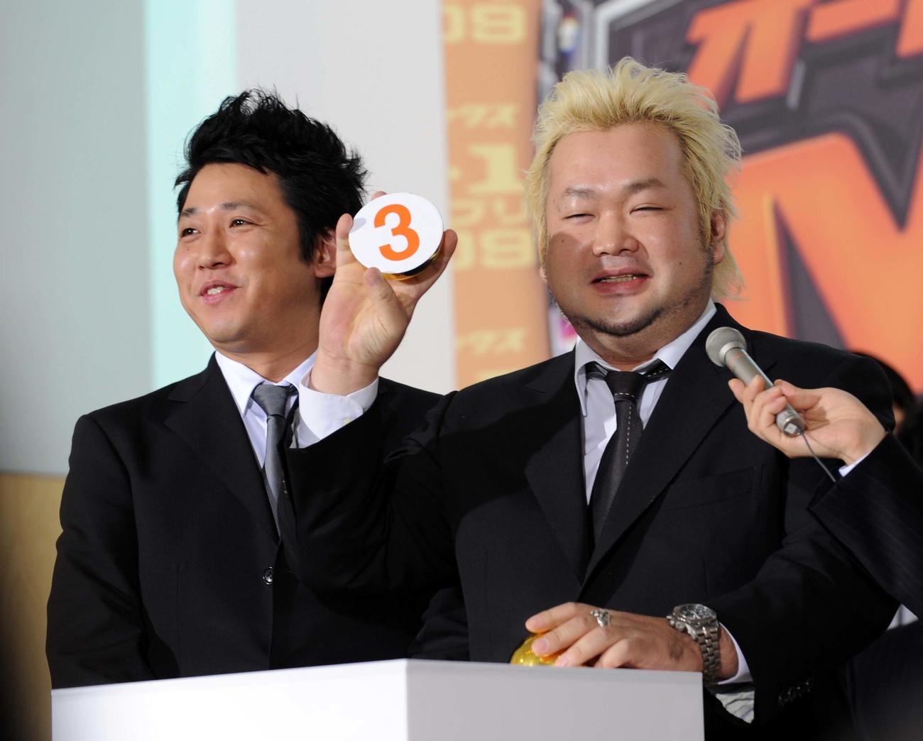 東京ダイナマイトの松田大輔（左）とハチミツ二郎（2009年12月撮影）