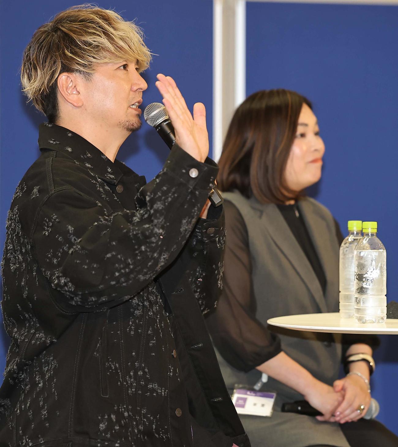 トークショーで軽快に話をする湘南乃風SHOCK EYE（左）とデザイン書道作家の翠蘭（撮影・上田博志）