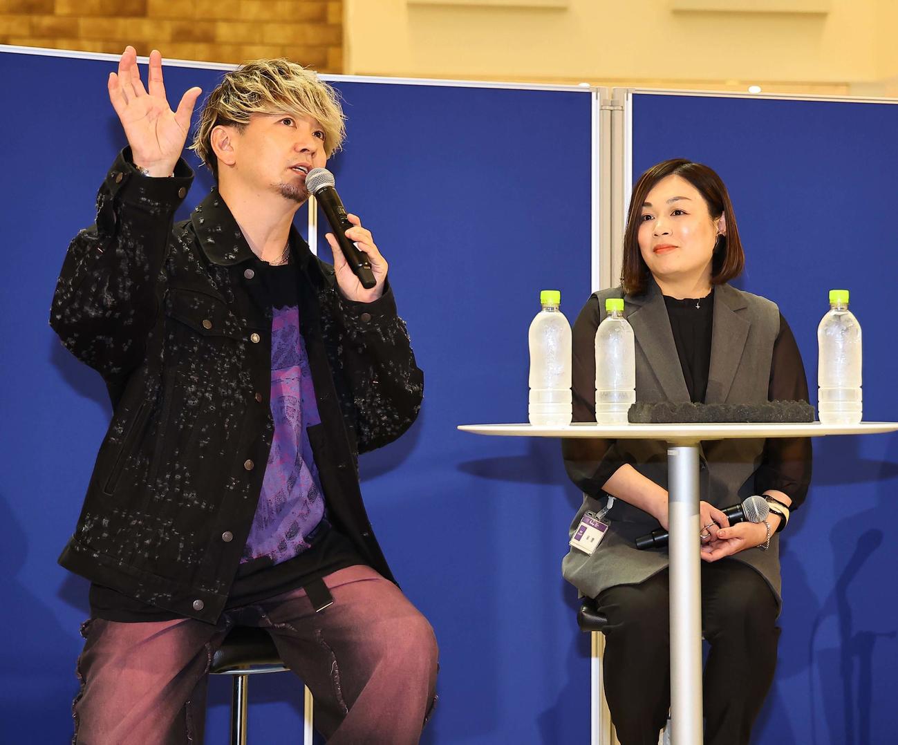 トークショーで軽快に話をする湘南乃風SHOCK EYE（左）とデザイン書道作家の翠蘭（撮影・上田博志）