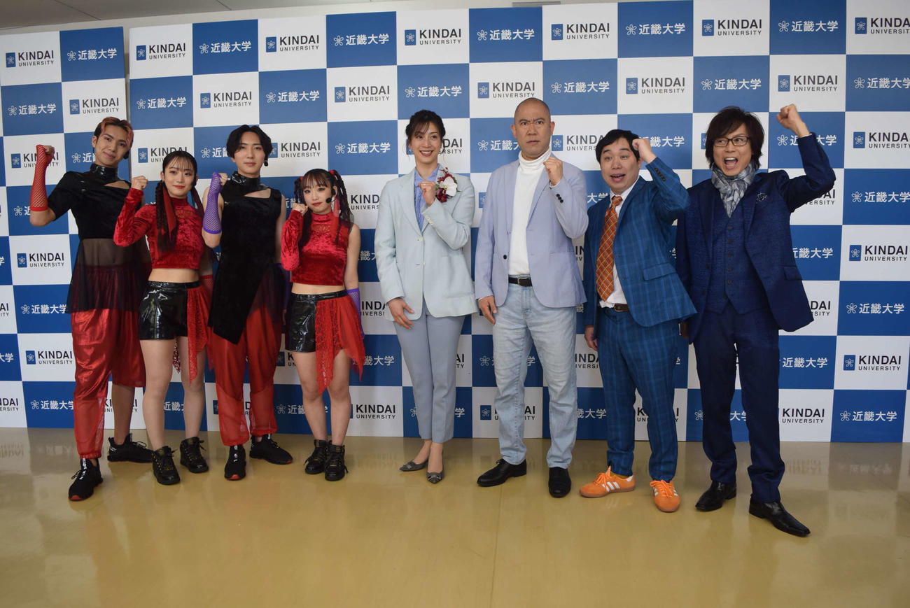 近畿大学入学式に参加した、左から）KINDAI WELCOMES代表4人、寺川綾氏、コロコロチキチキペッパーズのナダル、霜降り明星のせいや、つんく♂（撮影・阪口孝志）