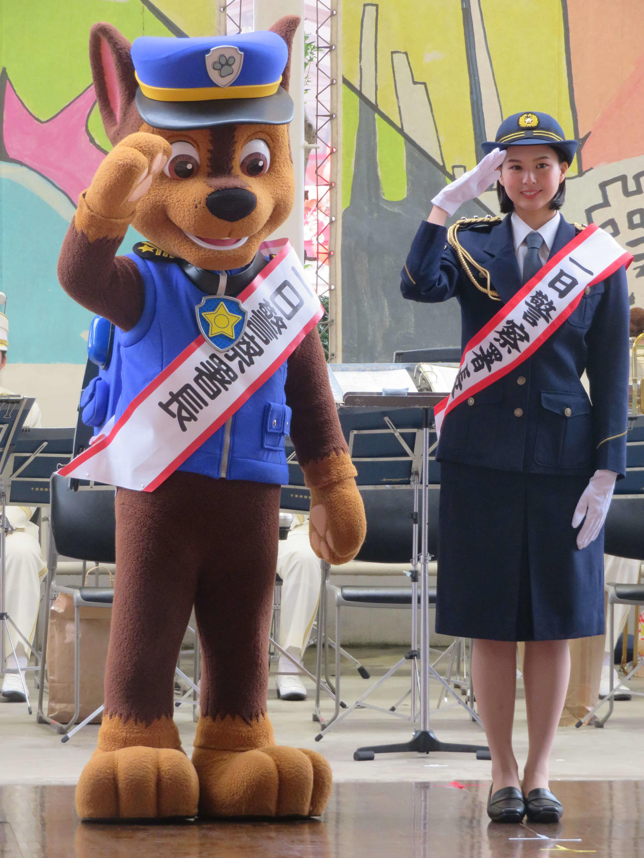 千葉西警察署の一日署長に就任した白河れいと「パウ・パトロール」のチェイス（撮影・村上幸将）