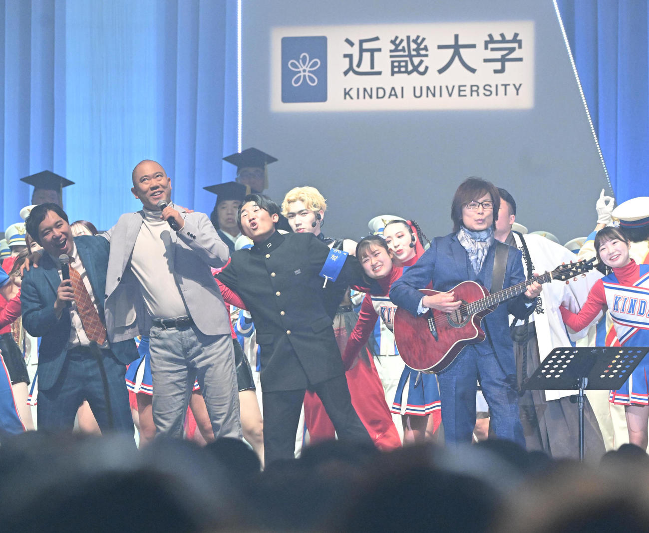 近大校歌を斉唱する左から霜降り明星せいや、コロコロチキチキペッパーズ・ナダル、つんく♂（右）（撮影・和賀正仁）