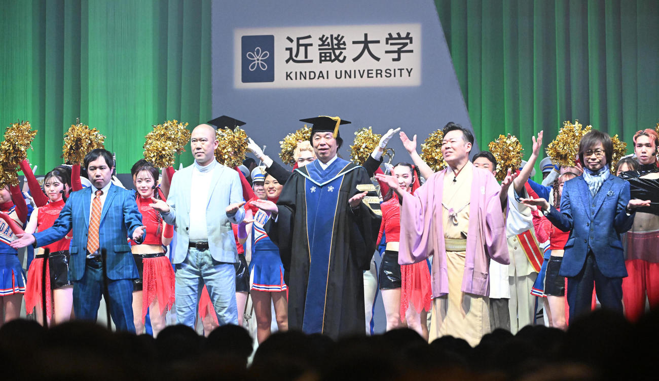 近大入学式で大阪締めをする左から霜降り明星せいや、コロコロチキチキペッパーズ・ナダル、松村学長、月亭文都、つんく♂（撮影・和賀正仁）