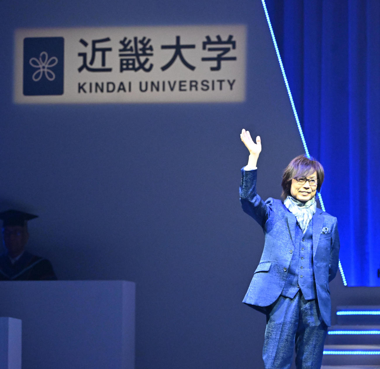 近大の入学式に手を振って登壇するつんく♂（撮影・和賀正仁）