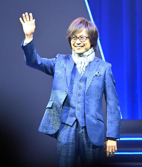 つんく♂が母校近大の入学式をド派手演出「夢はでっかいほど良い」新入生8000人にエール