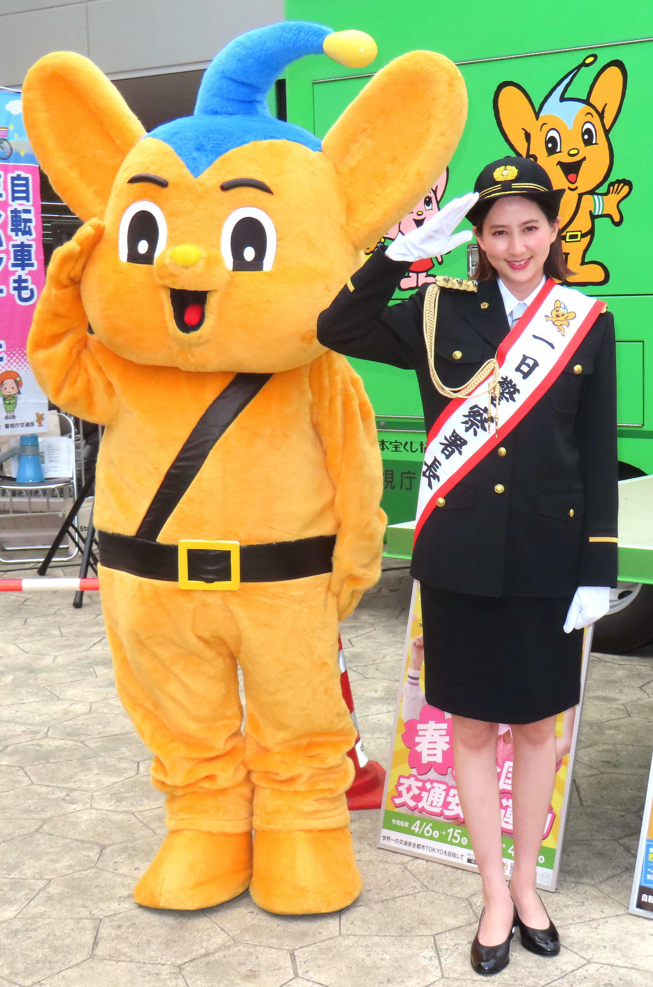 「志村交通安全のつどい」に出席した河北麻友子（右）とピーポくん