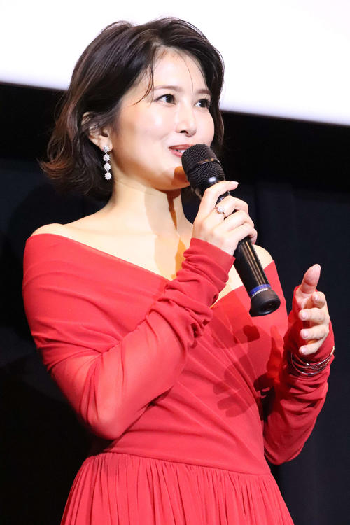 佐津川愛美、赤ドレスで主演映画舞台あいさつ「初日おめでとうと言われて感慨深い」