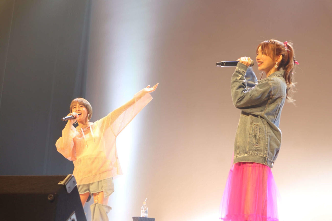 「鈴木亜美＆後藤真希　25th Anniversary Talk Show」初日公演を行った鈴木亜美（左）と後藤真希