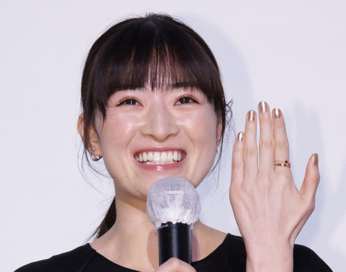 優希美青、大好きなコナンに囲まれた25歳バースデーを報告　プレゼントを手に笑顔