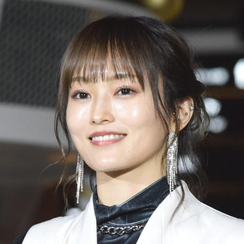 山本彩、最新シングルMVのオフショット披露に「メッチャ可愛い」「美の暴力」