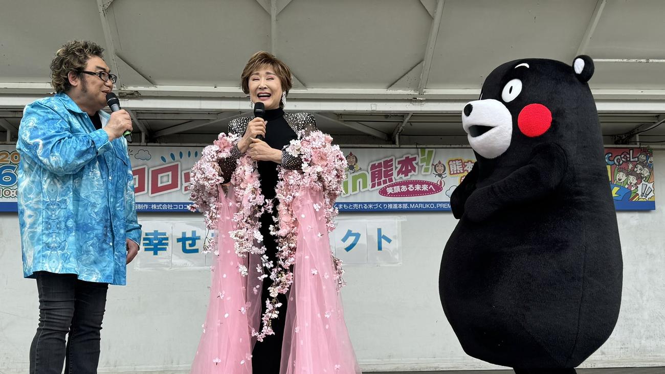 桜をまとった衣装に着替えて再登場した小林幸子（中）。左はコロッケ、右はくまモン