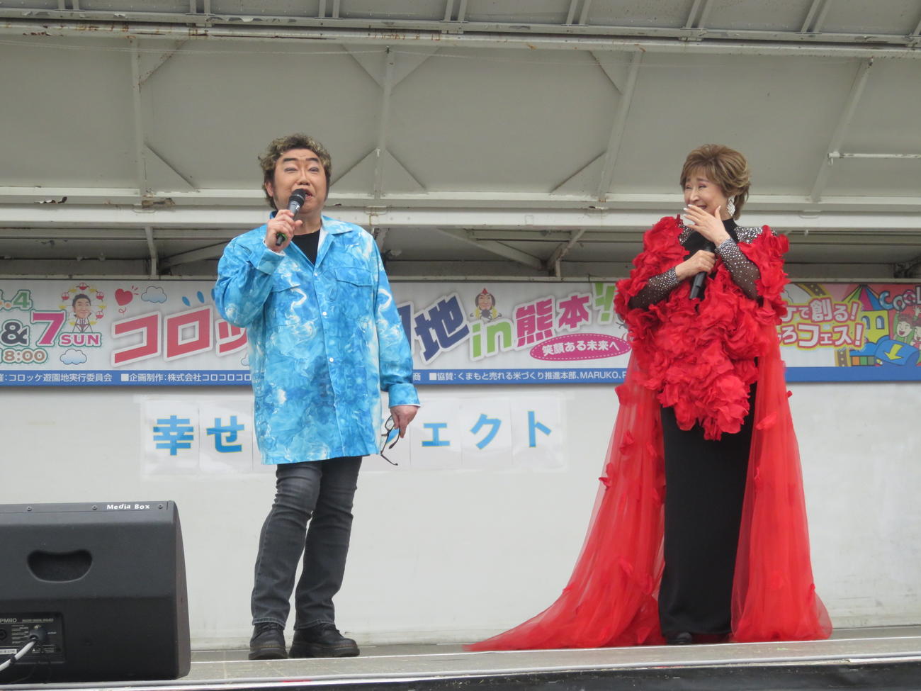 美川憲一のもねまねで「もしかしてPART2」をデュエットするコロッケ（左）と小林幸子