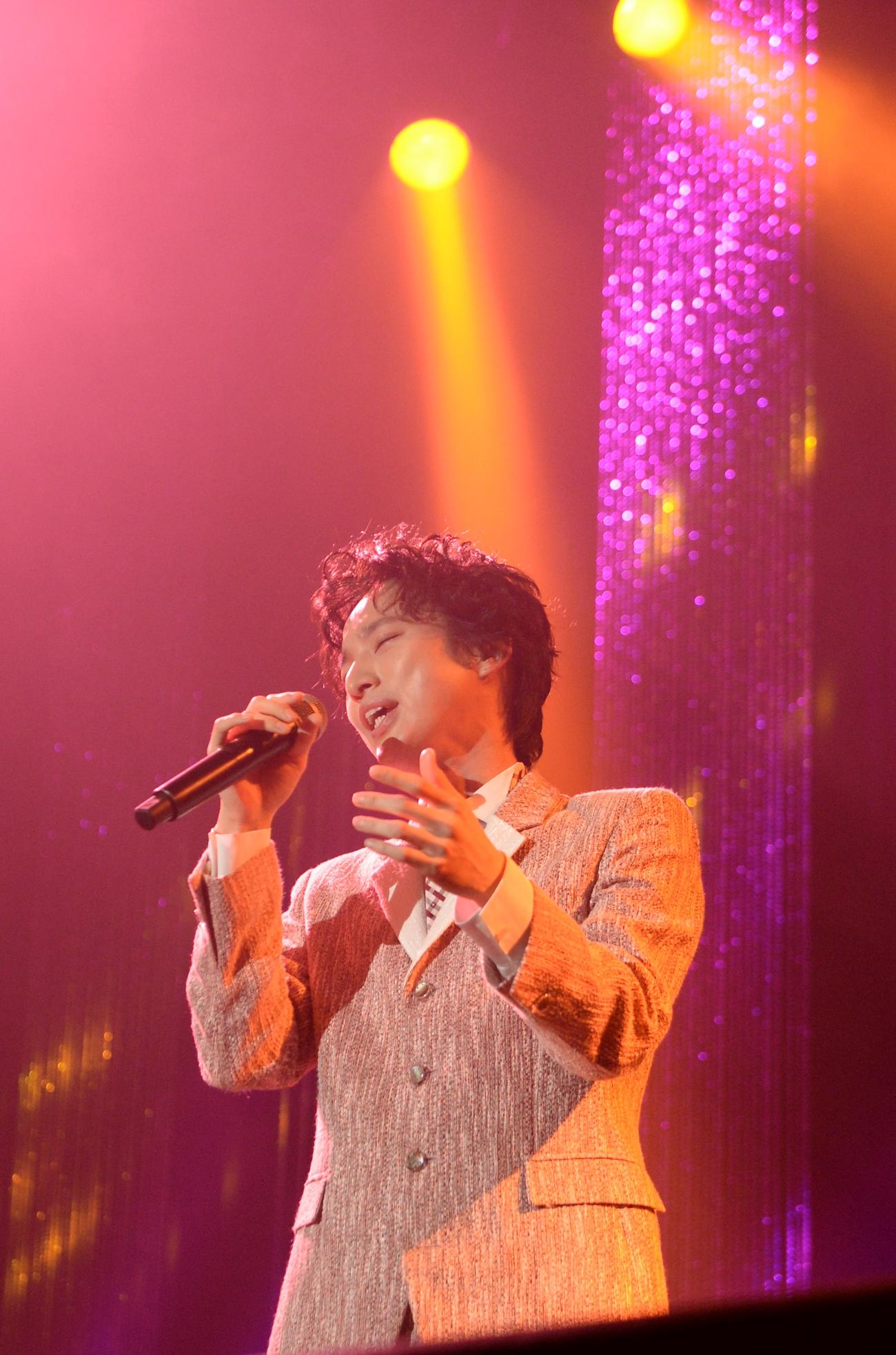 デビュー5周年記念ライブを行った青山新