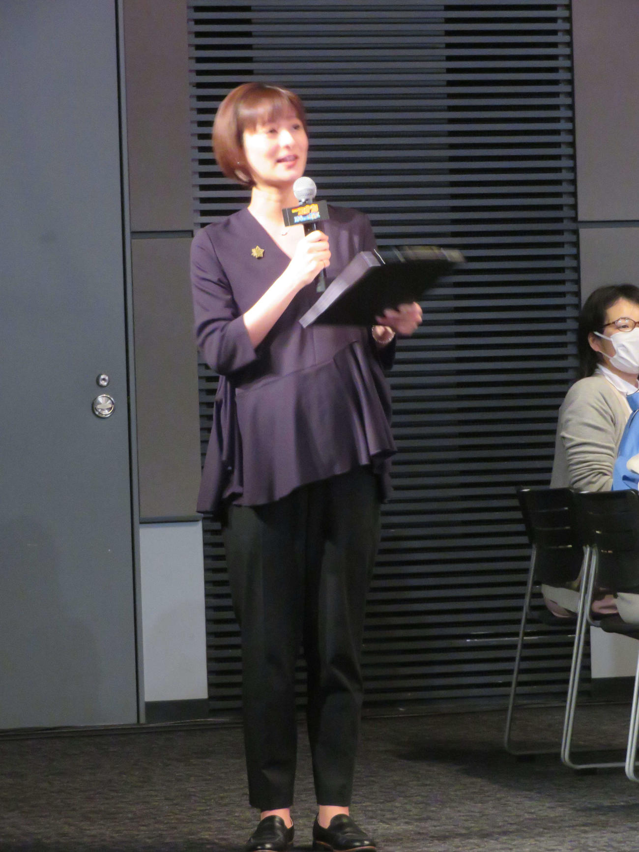 「名探偵コナン　100万ドルの五稜星」ファンミーティングでMCを務める日本テレビの徳島えりかアナウンサー（撮影・村上幸将）