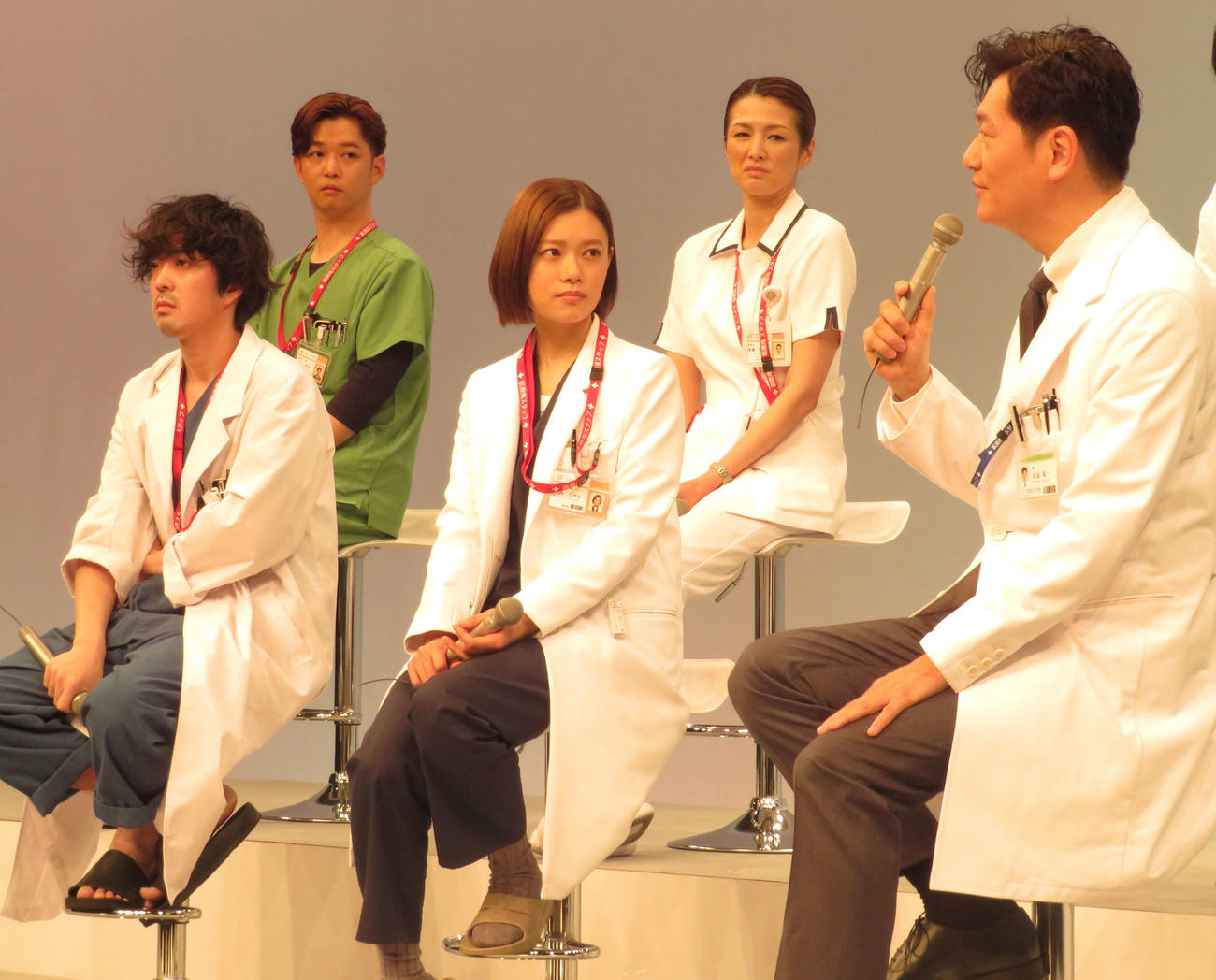 カンテレ・フジテレビ系「アンメット　ある脳外科医の日記」制作発表に出席した後列左から千葉雄大、吉瀬美智子、前列左から若葉竜也、杉咲花、井浦新