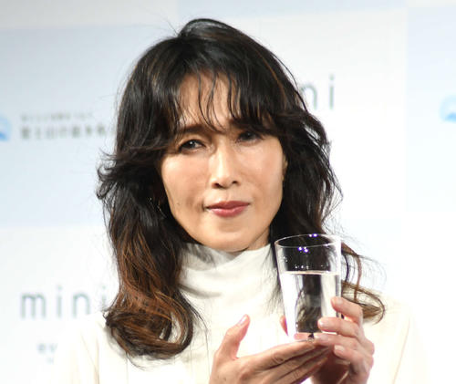 工藤静香”キス連発”「チュチュチュチュッ」動画公開「本当に本当にハッピーな一日に」