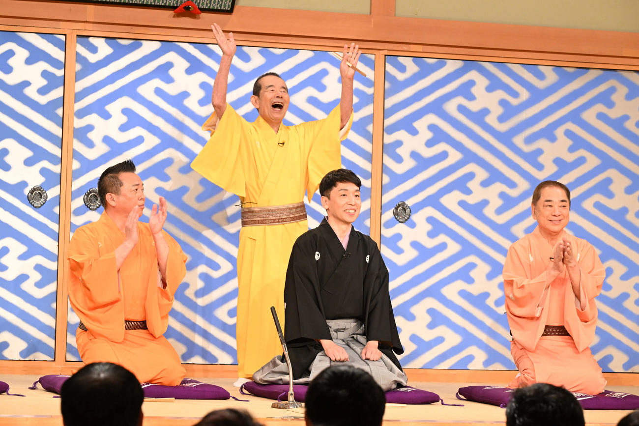 日本テレビ系演芸番組「笑点」の新メンバーとなった立川晴の輔（左から3人目）とサプライズ登場した林家木久扇（同2人目）