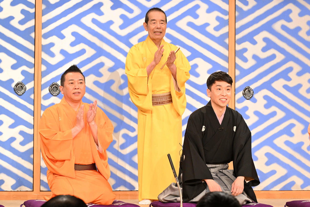 日本テレビ系演芸番組「笑点」の新メンバーとなった立川晴の輔（右端）とサプライズ登場した林家木久扇（中央）