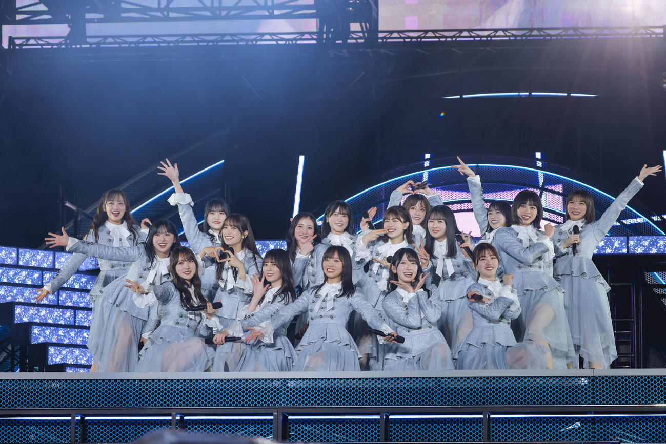 齊藤京子卒業コンサートでパフォーマンスする日向坂46。前列中央は齊藤京子（上山陽介氏撮影）