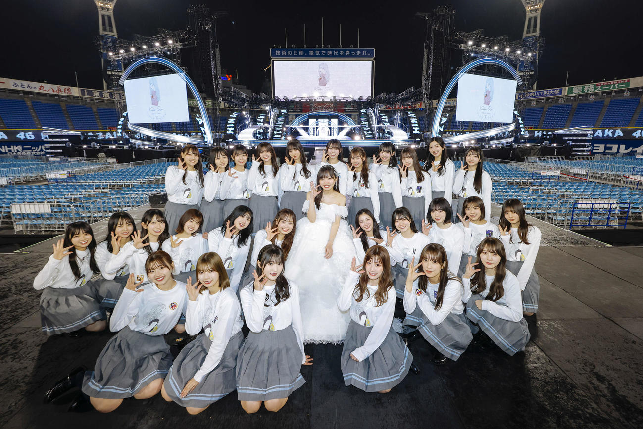 卒業コンサート後、日向坂46メンバーに囲まれる齊藤京子（中央）（上山陽介氏撮影）
