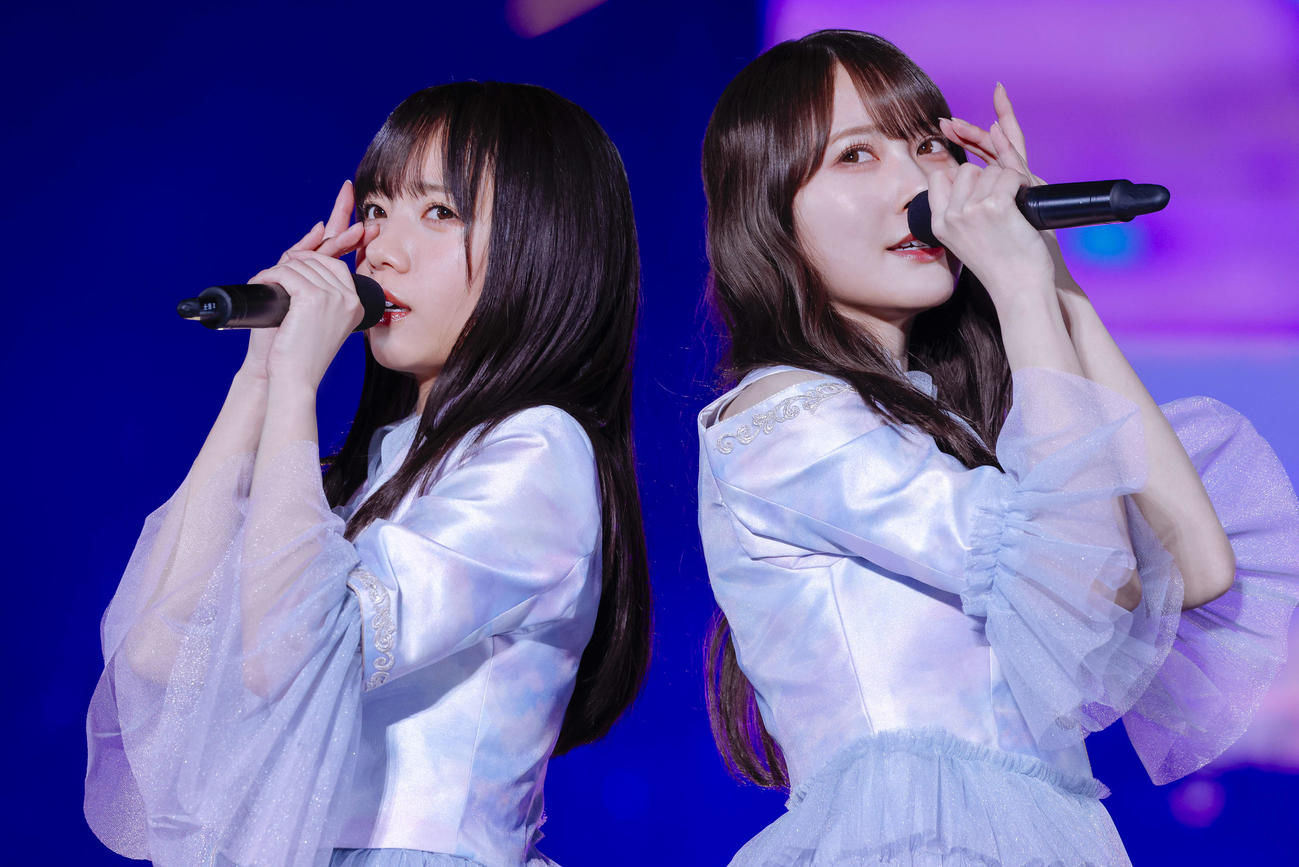 卒業コンサートでパフォーマンスする齊藤京子（左）。右は加藤史帆（上山陽介氏撮影）