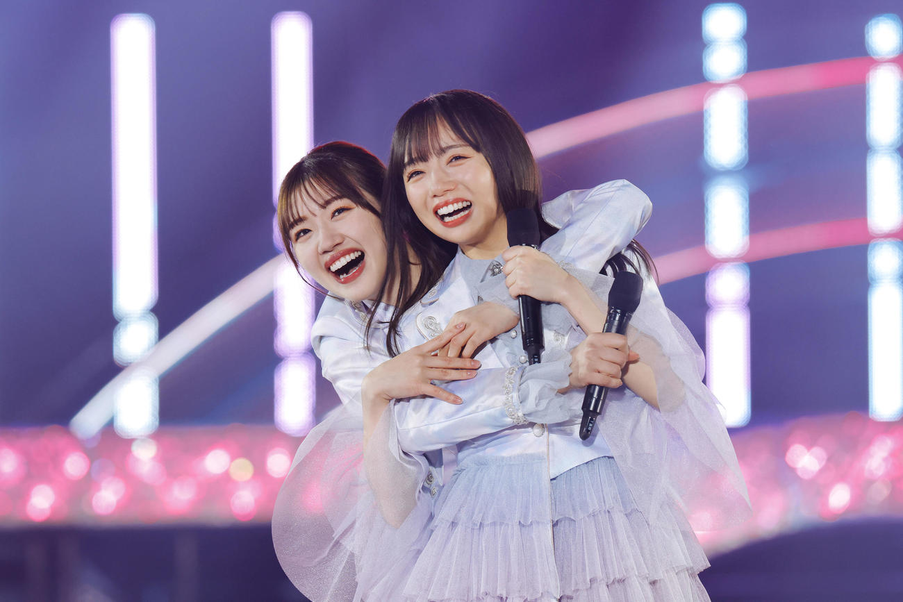 卒業コンサートで笑顔を見せる齊藤京子（右）。左は佐々木美玲（上山陽介氏撮影）