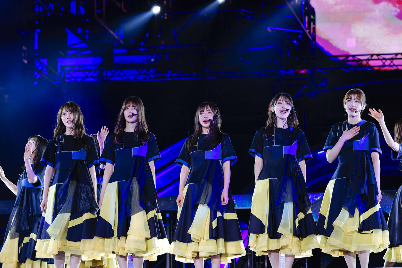 齊藤京子卒業コンサートでパフォーマンスする、左から加藤史帆、小坂菜緒、齊藤京子、金村美玖、佐々木美玲（上山陽介氏撮影）