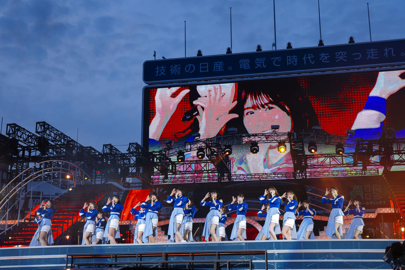 「5回目のひな誕祭」DAY1でパフォーマンスする日向坂46（上山陽介氏撮影）