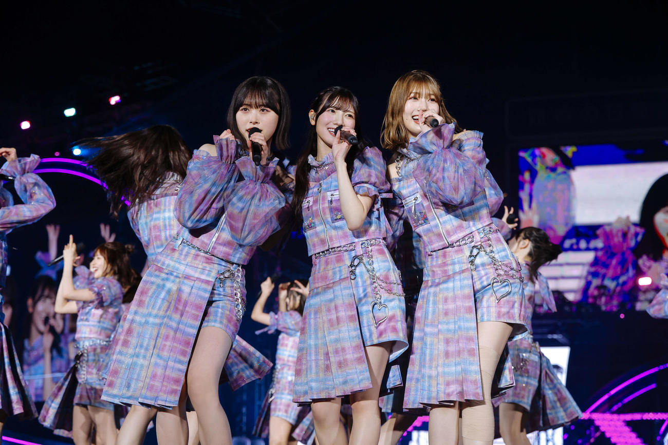 日向坂46「5回目のひな誕祭」DAY1でパフォーマンスする、左から高橋未来虹、河田陽菜、高本彩花（上山陽介氏撮影）