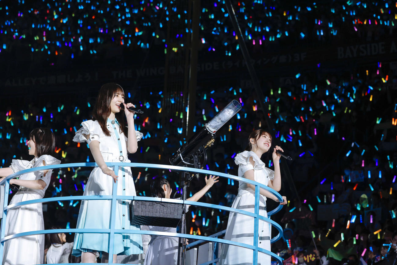 日向坂46「5回目のひな誕祭」DAY1でパフォーマンスする、左から小坂菜緒、佐々木美玲（上山陽介氏撮影）