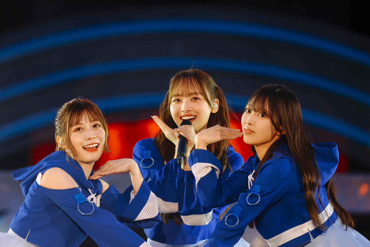 日向坂46「5回目のひな誕祭」DAY1でパフォーマンスする、左から東村芽依、濱岸ひより、清水理央（上山陽介氏撮影）