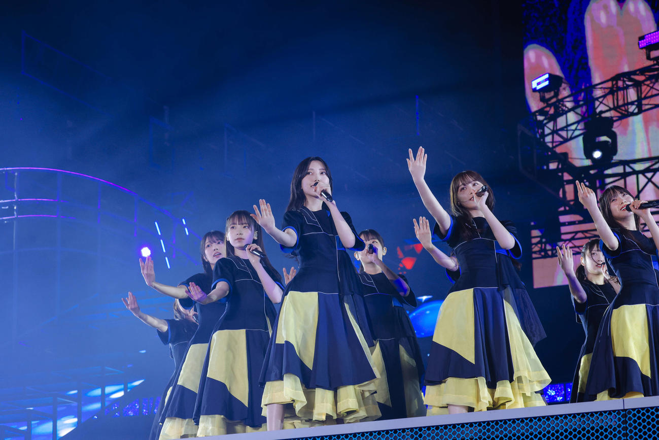 日向坂46「5回目のひな誕祭」DAY1でパフォーマンスする四期生。中央は小西夏菜美（上山陽介氏撮影）