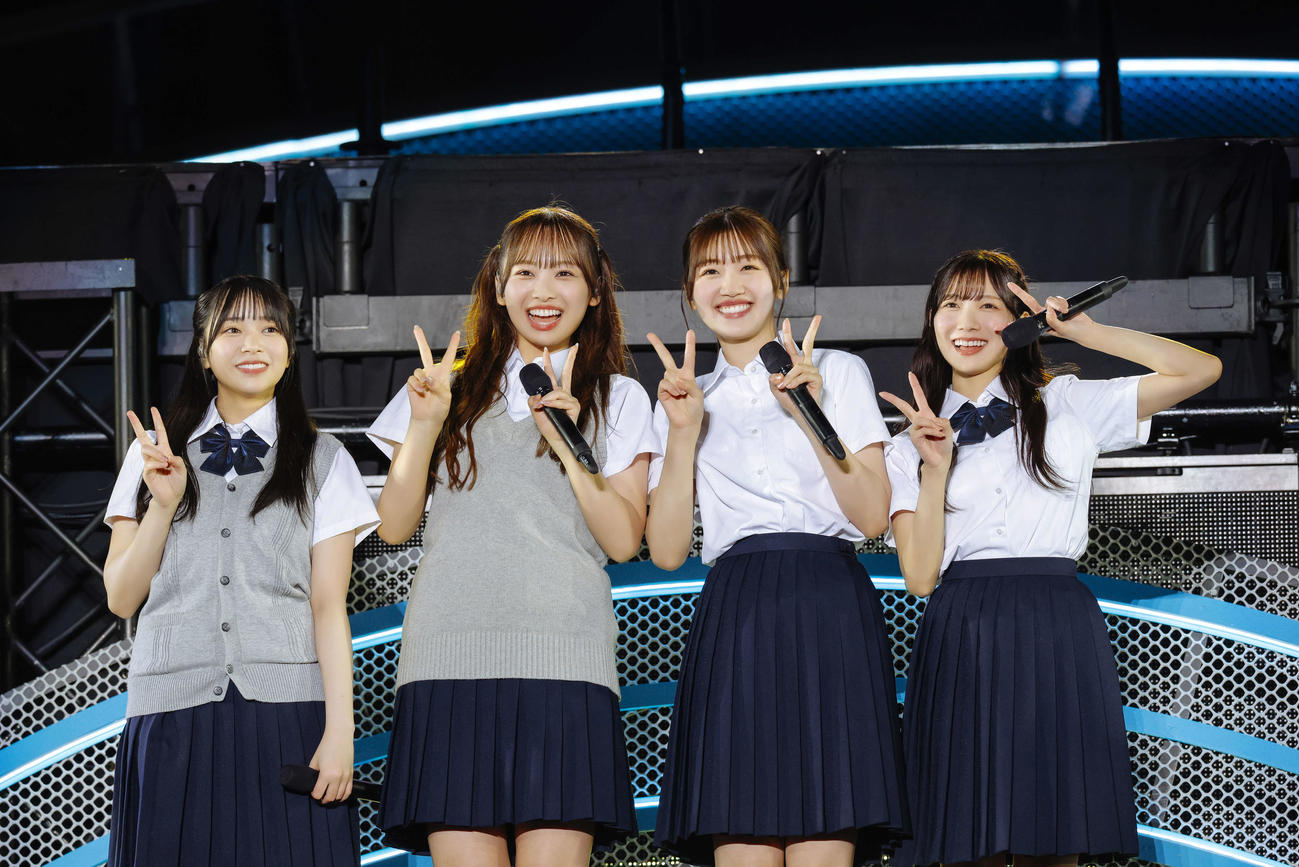 日向坂46「5回目のひな誕祭」DAY1でポーズを決める、左から山口陽世、濱岸ひより、佐々木美玲、河田陽菜（上山陽介氏撮影）