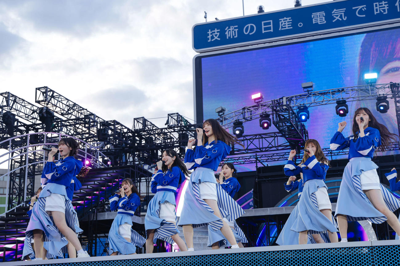 「5回目のひな誕祭」DAY2でパフォーマンスする日向坂46（上山陽介氏撮影）