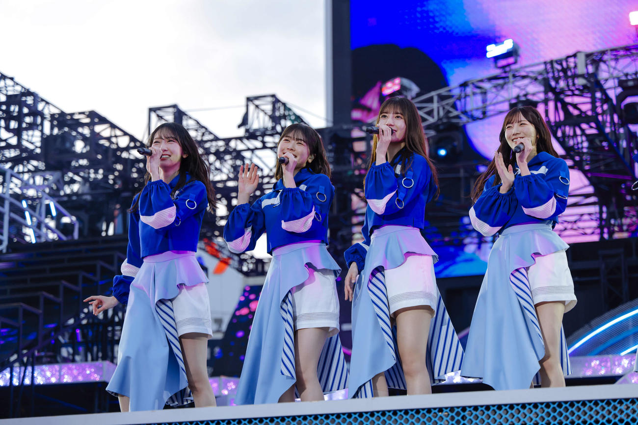 日向坂46「5回目のひな誕祭」DAY2でパフォーマンスする、左から金村美玖、丹生明里、小坂菜緒、河田陽菜（上山陽介氏撮影）