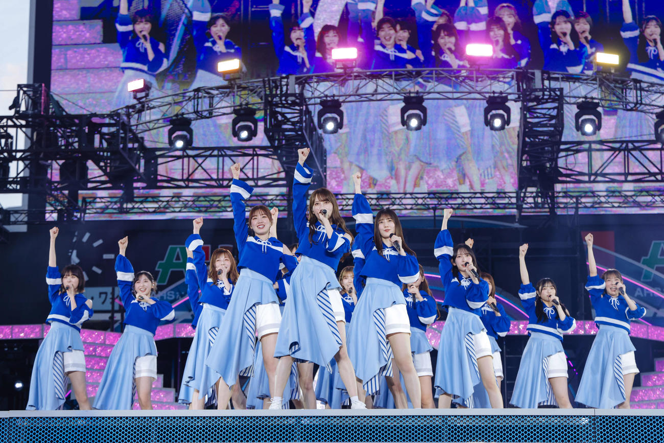 「5回目のひな誕祭」DAY2でパフォーマンスする日向坂46（上山陽介氏撮影）