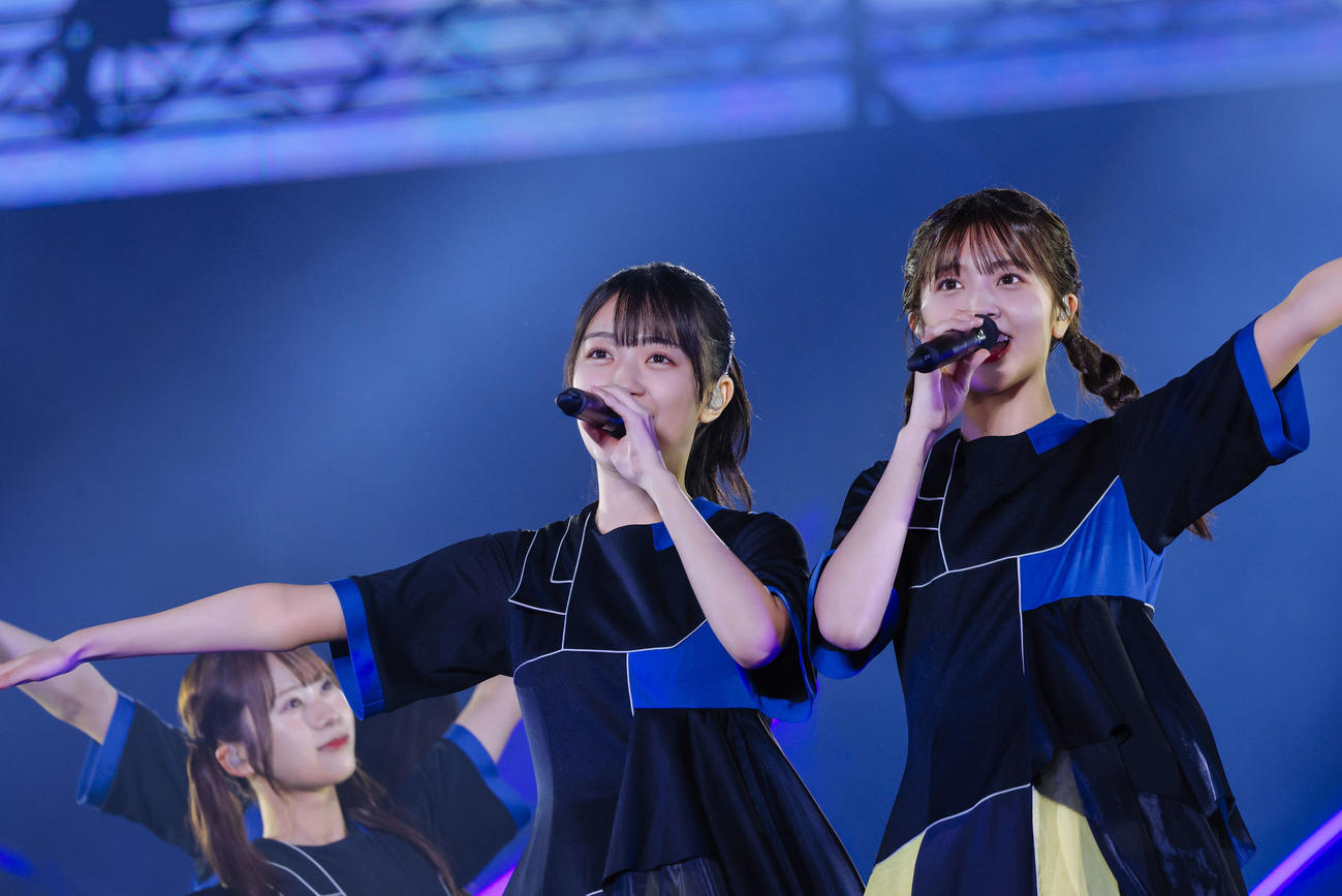 日向坂46「5回目のひな誕祭」DAY1でパフォーマンスする、左から平尾帆夏、山下葉留花（上山陽介氏撮影）