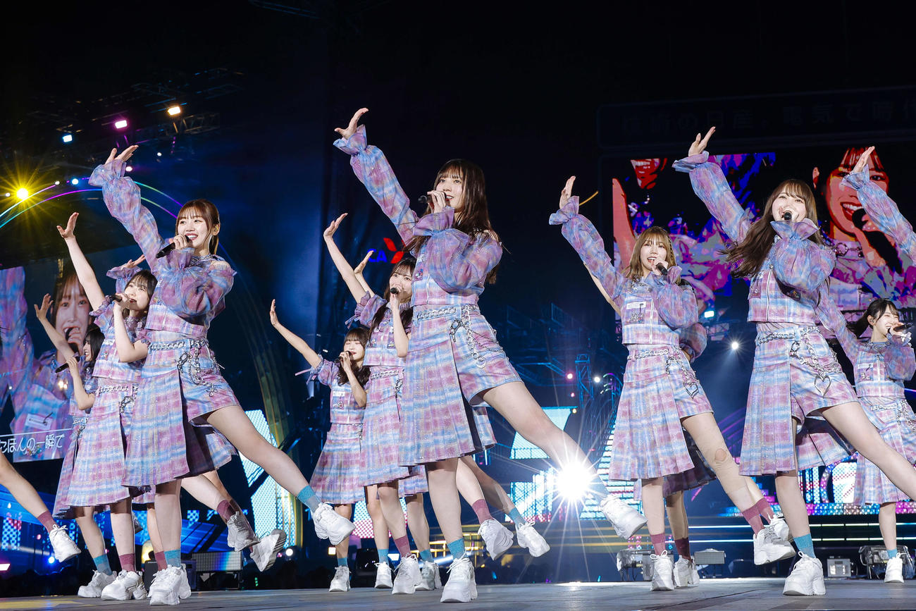 「5回目のひな誕祭」DAY1でパフォーマンスする日向坂46（上山陽介氏撮影）