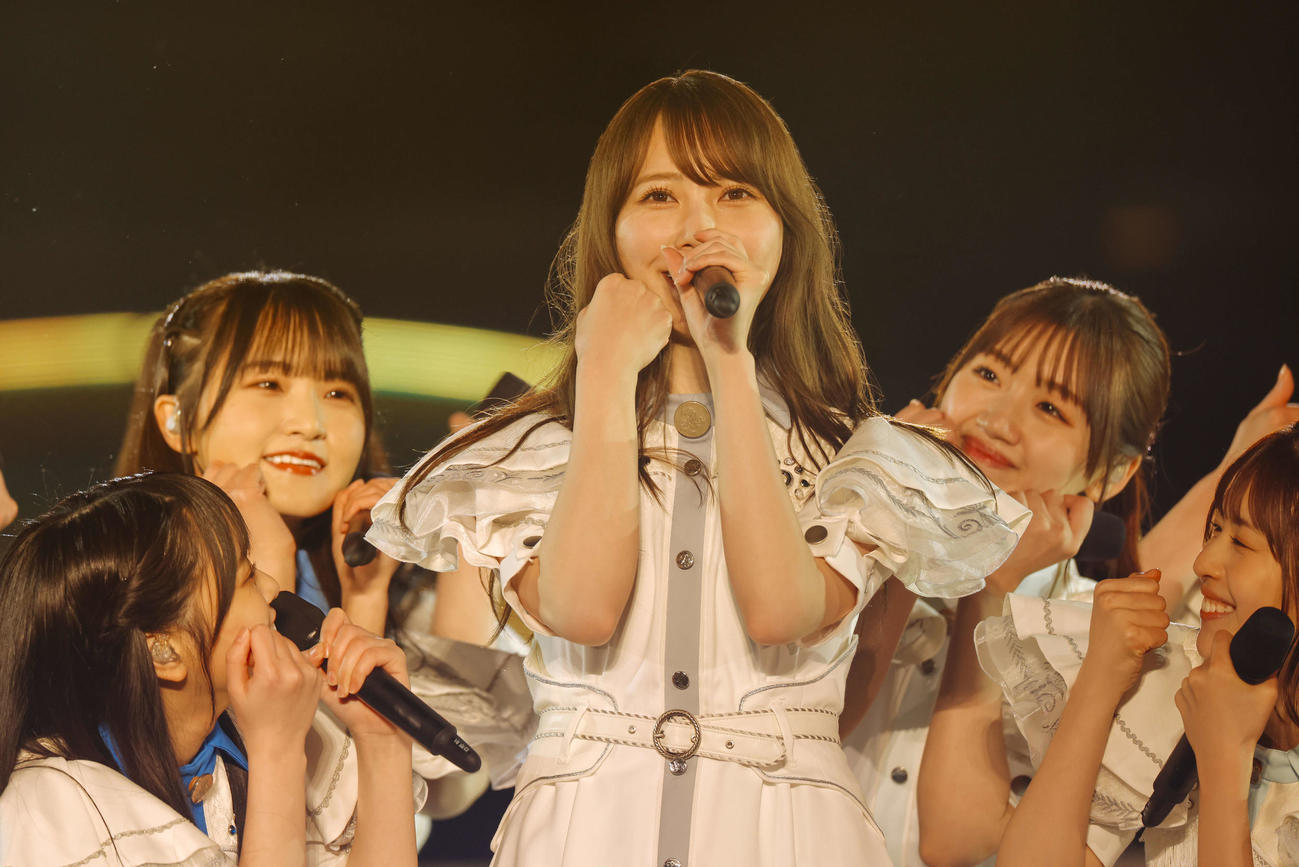 日向坂46「5回目のひな誕祭」DAY1でパフォーマンスする、左から高瀬愛奈、加藤史帆、佐々木美玲（上山陽介氏撮影）