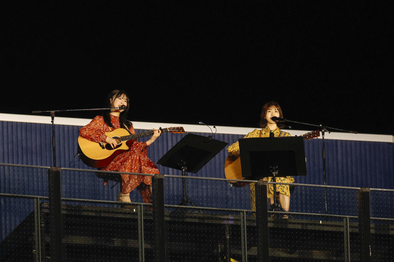 日向坂46「5回目のひな誕祭」DAY1でパフォーマンスする富田鈴花（左）と松田好花（上山陽介氏撮影）