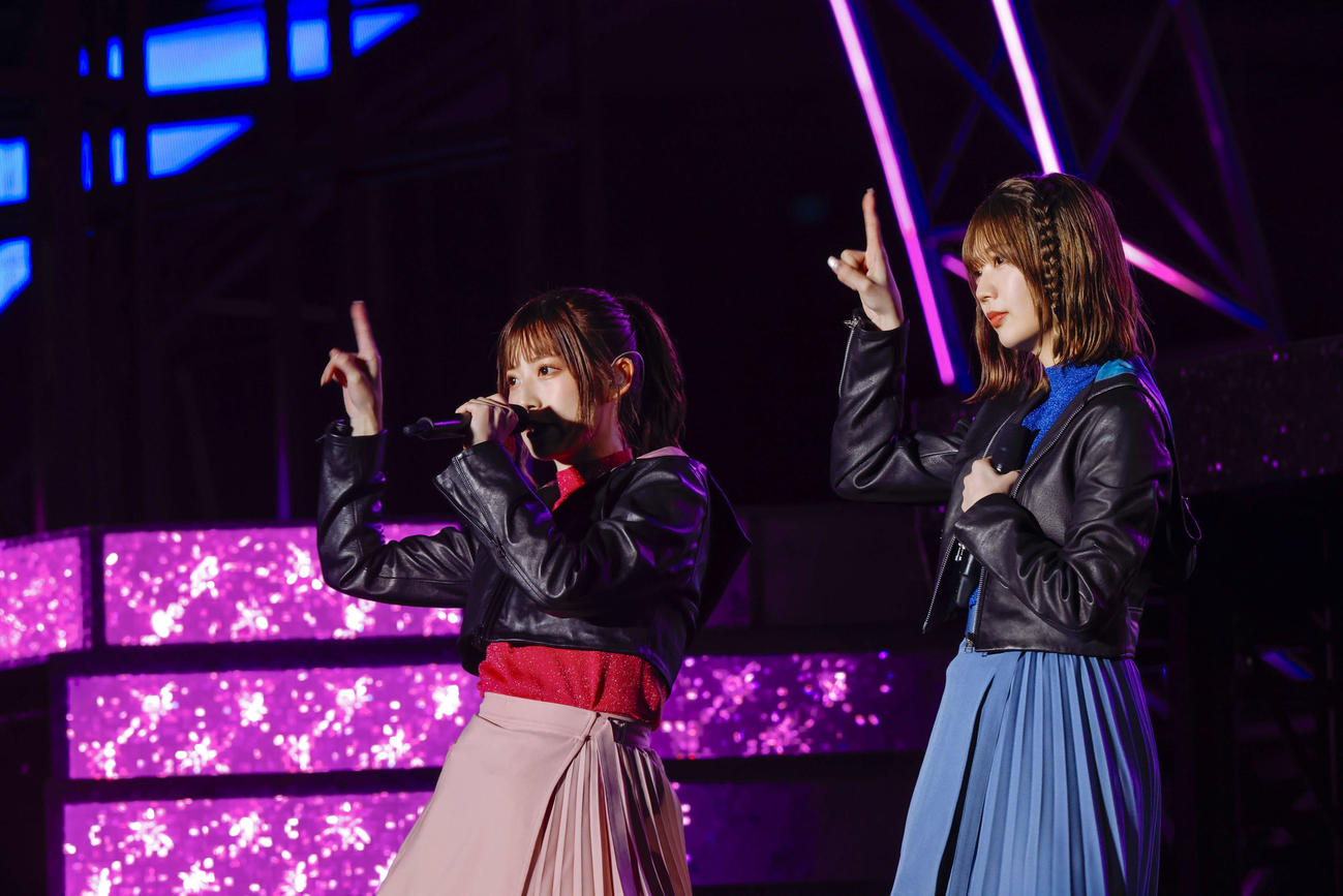 日向坂46「5回目のひな誕祭」DAY1でパフォーマンスする東村芽依（左）と高本彩花（上山陽介氏撮影）