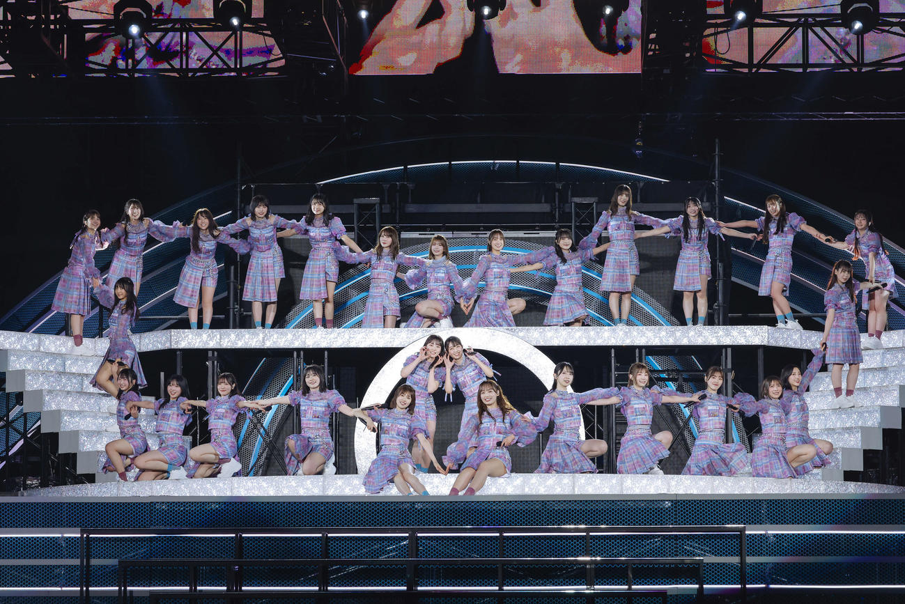 「5回目のひな誕祭」DAY1でパフォーマンスする日向坂46（上山陽介氏撮影）