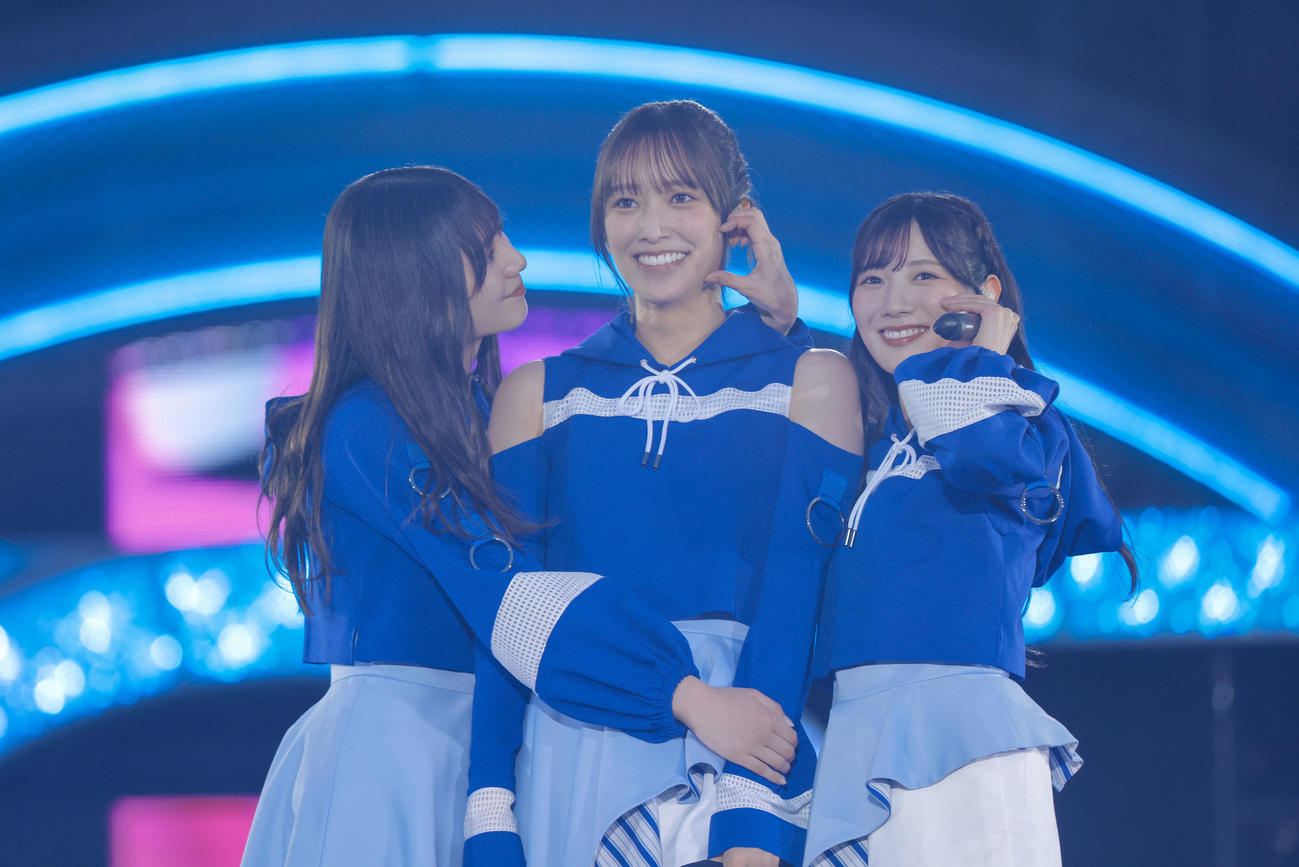 日向坂46「5回目のひな誕祭」DAY1でパフォーマンスする、左から小坂菜緒、佐々木久美、河田陽菜（上山陽介氏撮影）
