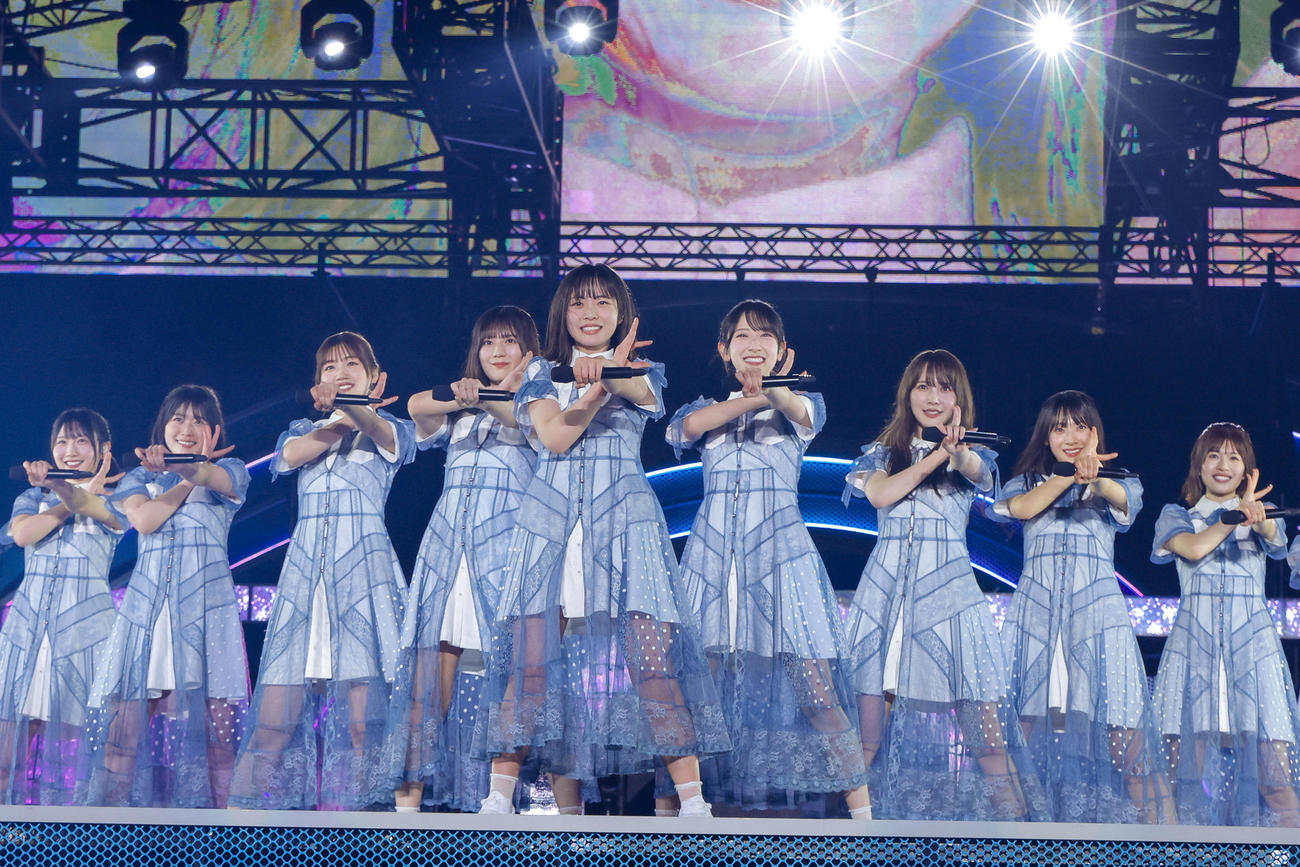 「5回目のひな誕祭」DAY1で「君はハニーデュー」をパフォーマンスする日向坂46。中央は正源司陽子（上山陽介氏撮影）