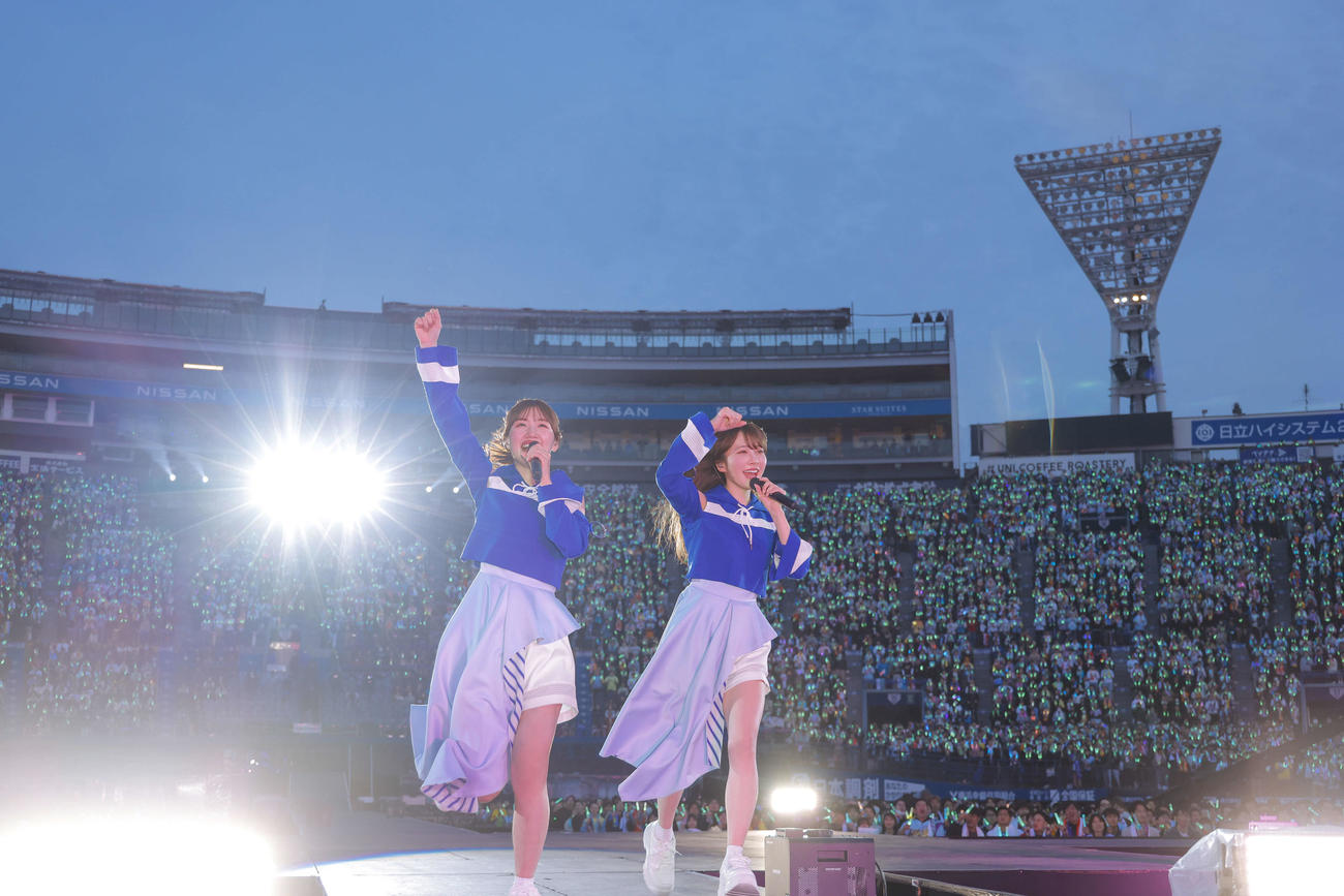 日向坂46「5回目のひな誕祭」DAY1でパフォーマンスする佐々木美玲（左）と金村美玖（上山陽介氏撮影）