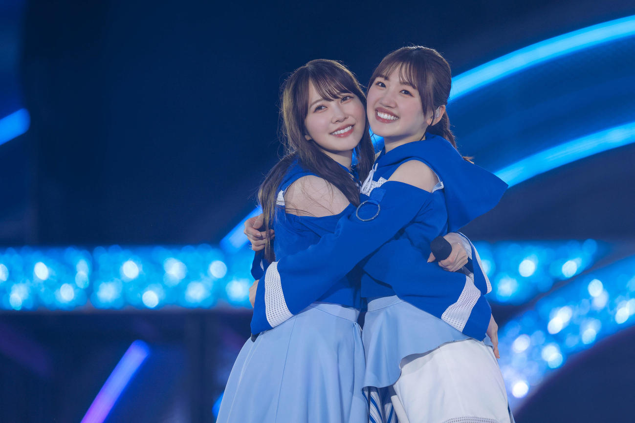 日向坂46「5回目のひな誕祭」DAY1で抱き合う加藤史帆（左）と佐々木美玲（上山陽介氏撮影）